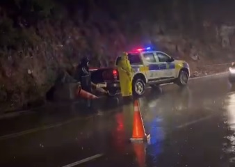 Desde a noite desta quinta-feira, 15, a rua Aristides Bertuol está em meia pista pelo risco de desmoronamento. Crédito: Redes Sociais