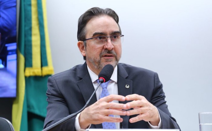 Taxação de produtos nocivos à saúde e ao meio ambiente será tratada em lei complementar, diz Bernard Appy
