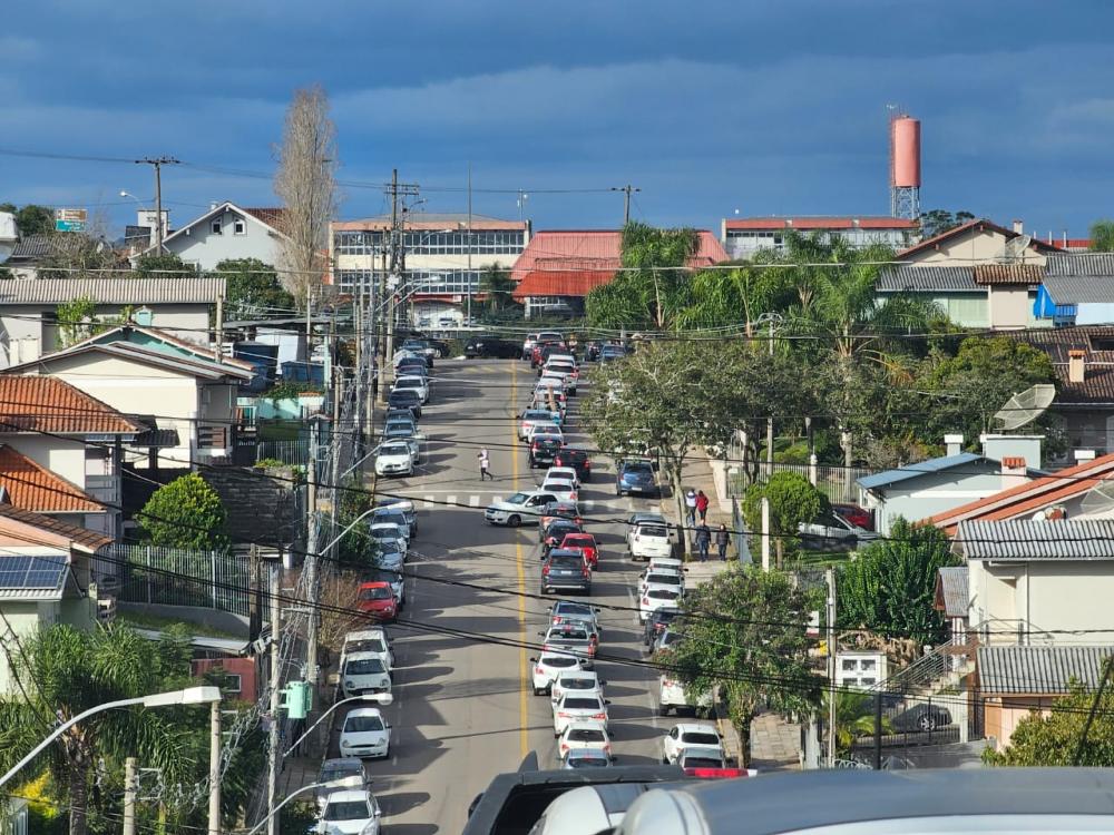 Carros formaram filas quilométricas ao longo do entorno do Parque de Eventos - Foto: NB Notícias
