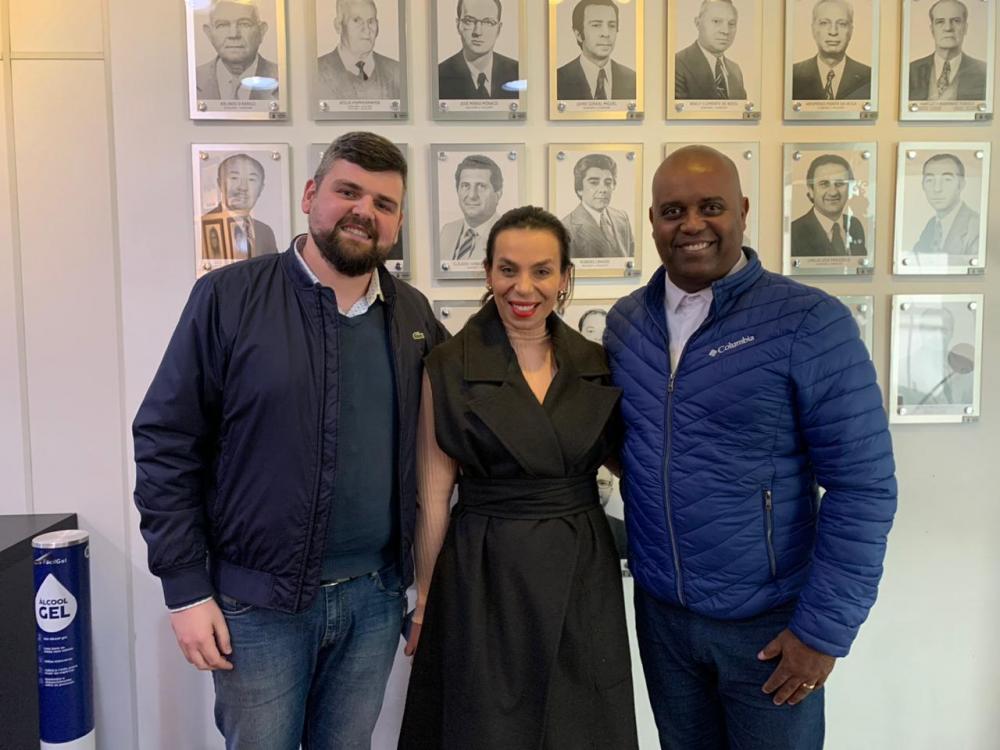 Os diretores do Portal, Jaque Bagnara e Marcelo Dargelio com o autor da homenagem, Duda Pompermayer. Crédito: Divulgação 