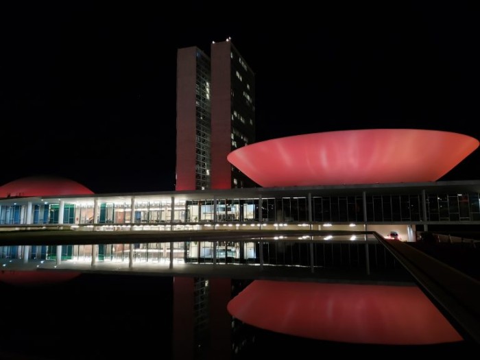 Cúpulas do Senado e da Câmara dos Deputados estão iluminadas de vermelho - (Foto: Pierre Triboli/Câmara dos Deputados)