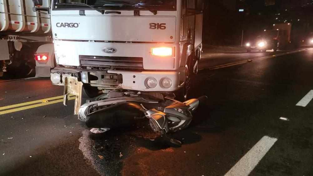 Motociclista fica ferido em colisão com caminhão em Bento Gonçalves
