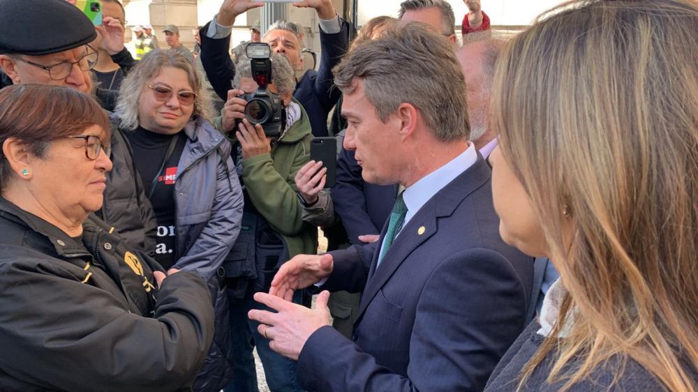 Presidente da Assembleia tenta negociar com manifestantes para liberação do acesso a deputados no Legislativo