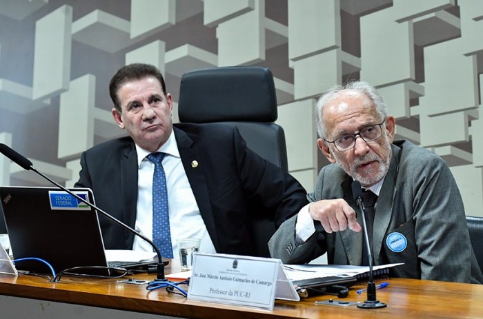 Ao lado do presidente da CAE, senador Vanderlan Cardoso, o professor da PUC-RJ, José Márcio Antônio Guimarães de Camargo - Foto: Geraldo Magela/Agência Senado