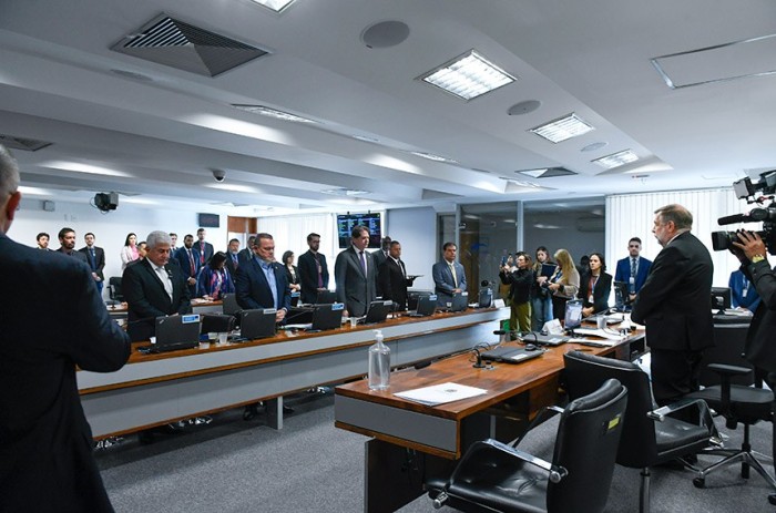 Um dia após mortes no Paraná, comissão aprova diretrizes para a segurança escolar