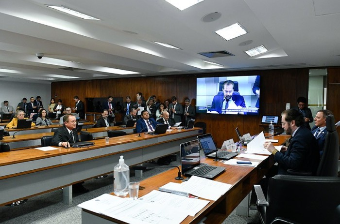 Comissão parlamentar de inquérito, presidida por Plínio Valério (ao microfone), aprovou plano de trabalho nesta terça - Foto: Roque de Sá/Agência Senado
