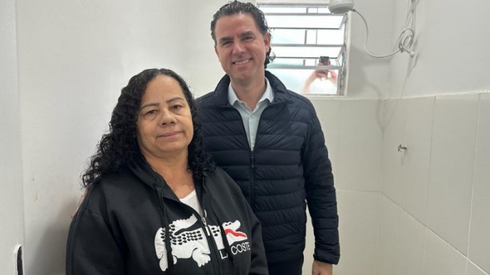 Secretário Peruchin e a dona de casa Tânia Lopes que, aos 58 anos, pela primeira vez tem um banheiro de alvenaria -Foto: Árima Stock/Ascom Sehab