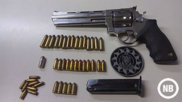 Polícia apreende arma e munição no Tancredo Neves