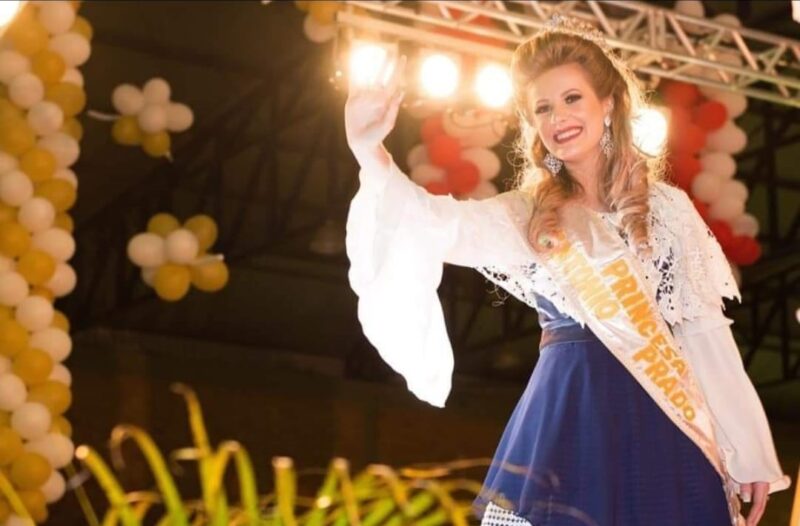 A jovem foi eleita princesa da cidade em 2018, e deixou o cargo em 11 de março deste ano. Crédito: Divulgação