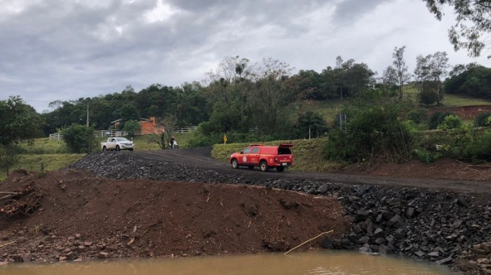 Temporariamente, apenas caminhões de pequeno e médio porte e um carro por vez passam pelo desvio -Foto: Ascom Daer