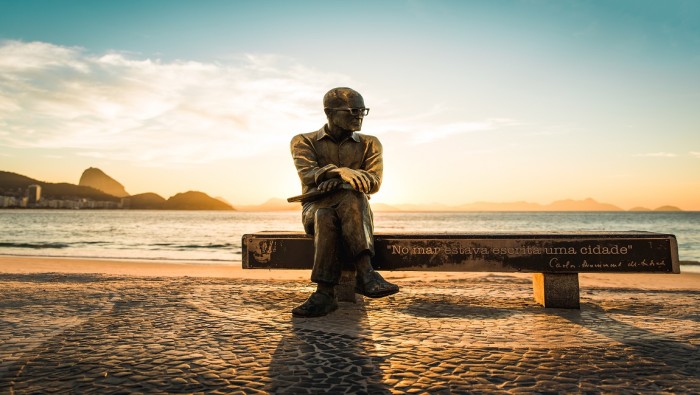 Estátua de Carlos Drummond de Andrade, no Ri de Janeiro (RJ). Crédito: Setur RJ