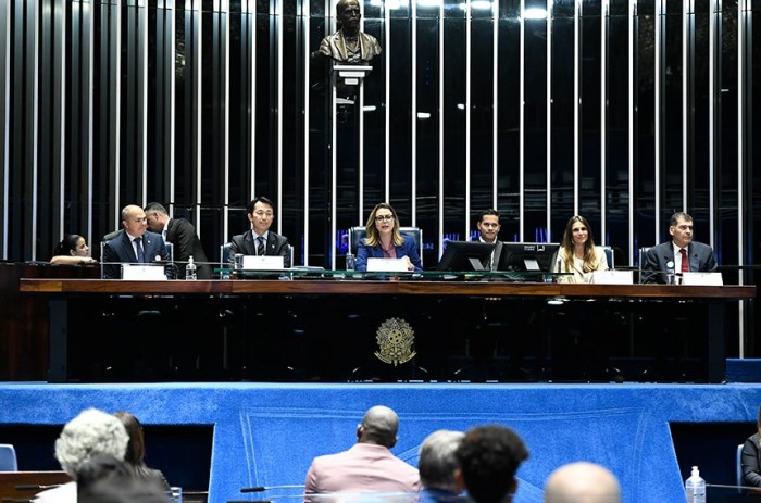 Leila Barros (ao centro) presidiu a sessão, que teve atletas, ex-atletas e gestores do setor entre os convidados - Foto: Roque de Sá/Agência Senado