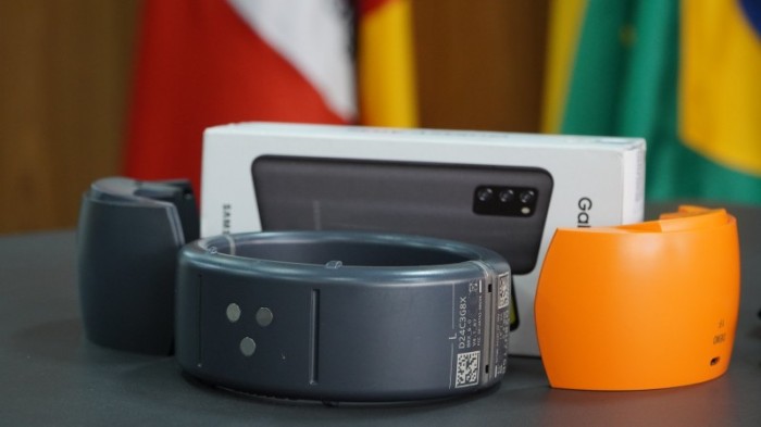 Conjunto formado por tornozeleira para o agressor e celular com o aplicativo de monitoramento para a vítima -Foto: SSP