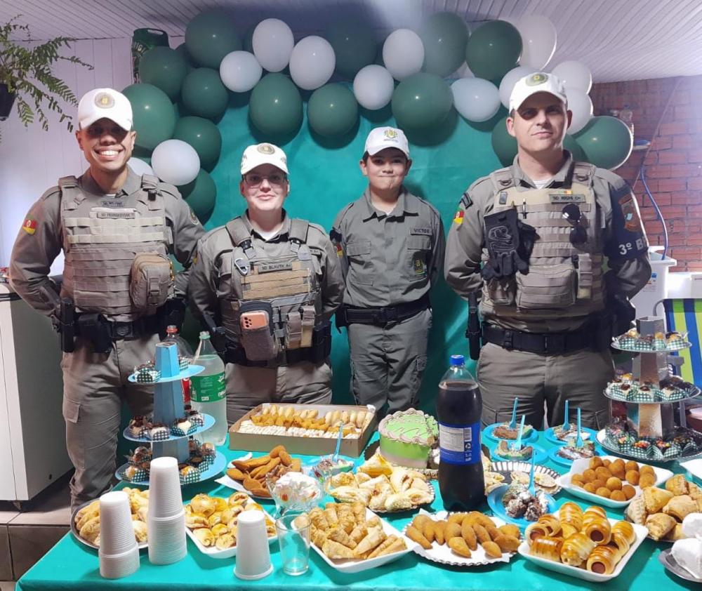 Policiais da Brigada Militar fazem surpresa para menino que quer ser policial