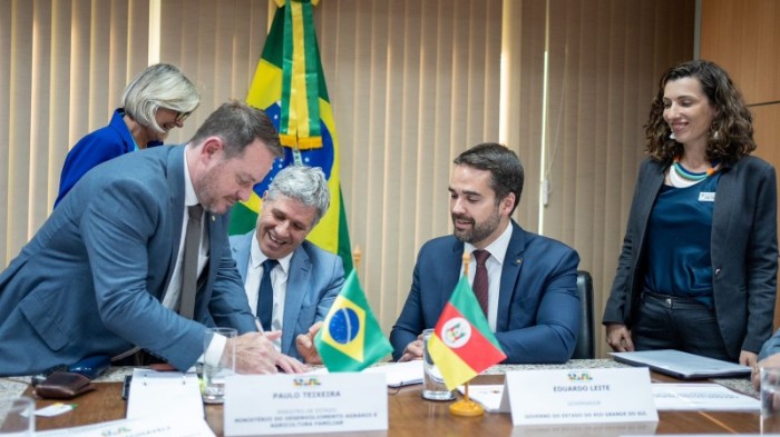 Na semana passada, em Brasília, Santini (E) e Leite (C) pleitearam a inclusão de inciativas do RS para pequenos produtores -Foto: Maurício Tonetto/Secom