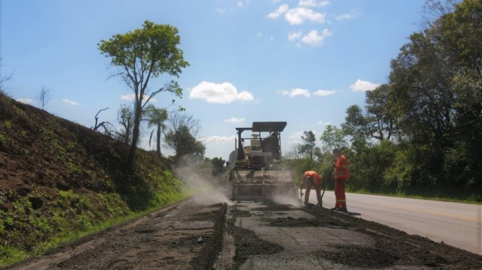 Obras de manutenção do pavimento entre o km 39 e o km 40 da ERS-135, em Sertão -Foto: Jorgito Santos/Ascom EGR