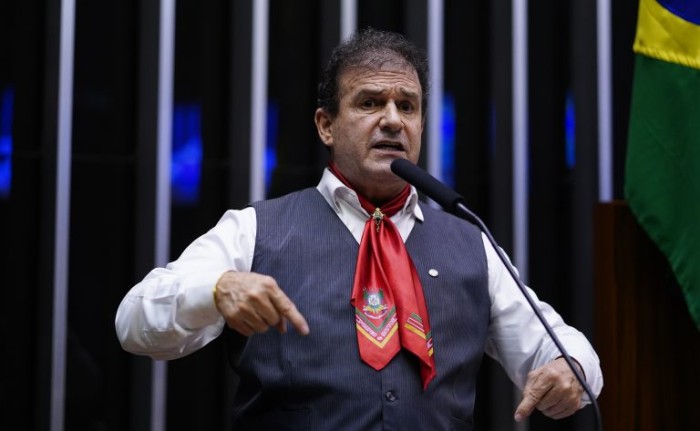 Mattos lembrou que algumas escolas ficam em locais de difícil acesso - (Foto: Pablo Valadares/Câmara dos Deputados)