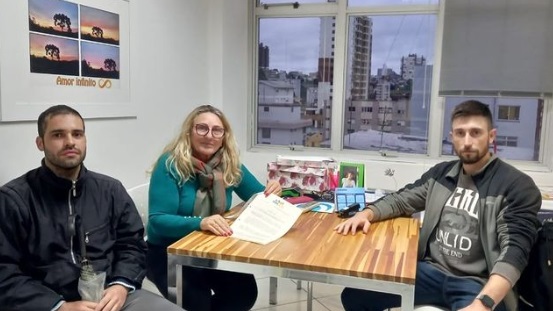 A presidente, Neilene Lunelli, recebeu na última semana os fiscais Felipe dos Santos Xavier e Filipe Bortolini para dialogar sobre a solicitação feita ao Executivo. Crédito: Divulgação