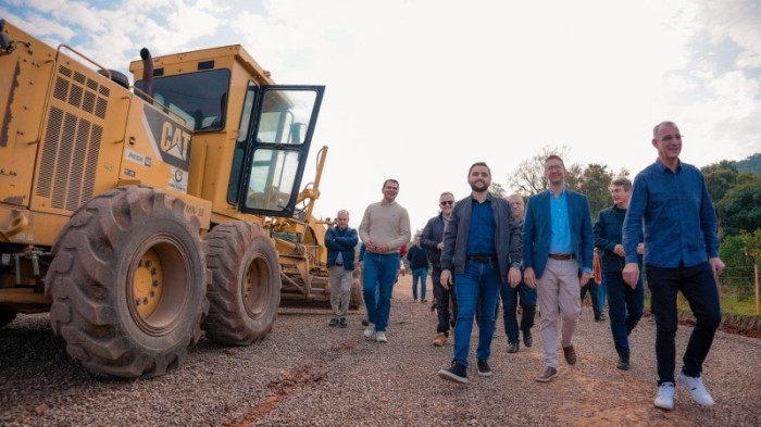 Na ERS-516, Gabriel e Fantinel acompanharam os trabalhos de pavimentação da rodovia que liga Santa Maria e São Martinho da Serra -Foto: Joel Vargas/Ascom GVG
