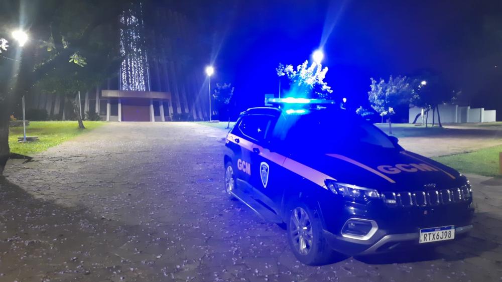 Jovem é preso e menor apreendido após furto em supermercado em Bento