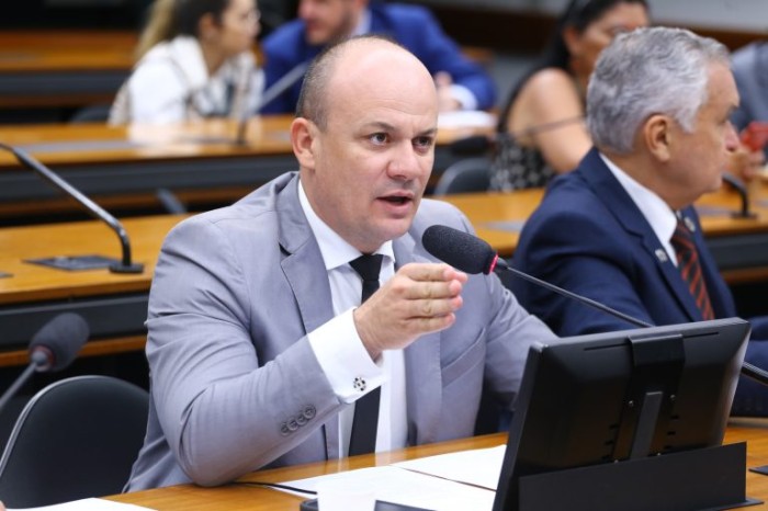 Cabo Gilberto Silva: é preciso criar incentivos aos condutores de veículos públicos - (Foto: Vinicius Loures/Câmara dos Deputados)