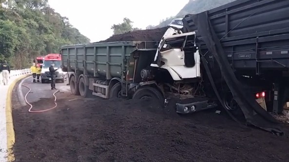Coisão entre caminhões ocorreu por volta das 7h desta segunda-feira, 3 de julho - Fotos - Adilson Locatelli/Rádio A Voz FM