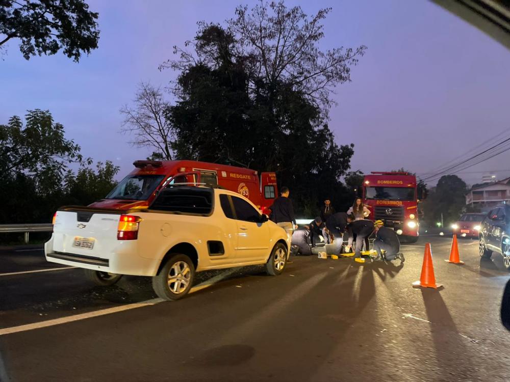 Motociclista foi socorrido pelo Corpo de Bombeiros e sofreu fratura na perna direita - Foto: Eduarda Rosolen/Divulgação