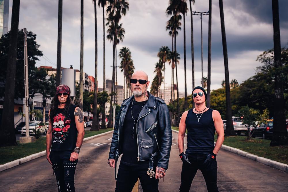 Trio Jacques Maciel (voz e guitarra), Valdi Dalla Rosa (baixo e voz) e Dalis Trugillo (bateria) estará cantando os principais sucessos da banda - Foto: Henrique Borges/Divulgação