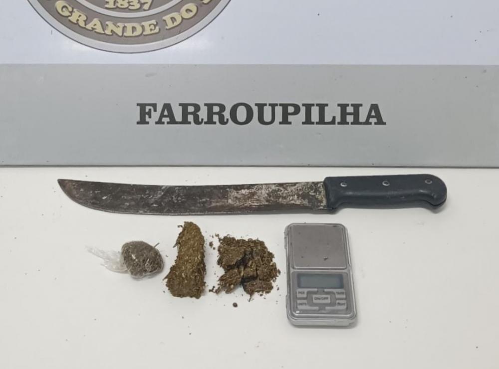 Não contando o facão, os restos dos objetos encontrados eram do marido da vítima . Crédito: Divulgação 