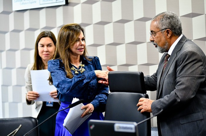 A relatora, Professora Dorinha Seabra, cumprimenta Paulo Paim - Foto: Geraldo Magela/Agência Senado