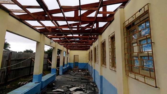 Paredes, cobertura e piso do ginásio de esportes, além da cobertura do bloco 05, estão sendo demolidos -Foto: Divulgação Instituto Estadual Riachuelo