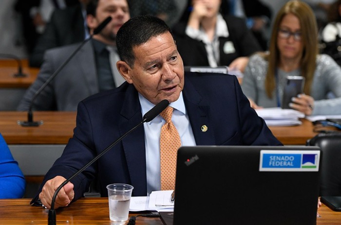 Hamilton Mourão leu o relatório de Flávio Arns - Foto: Roque de Sá/Agência Senado