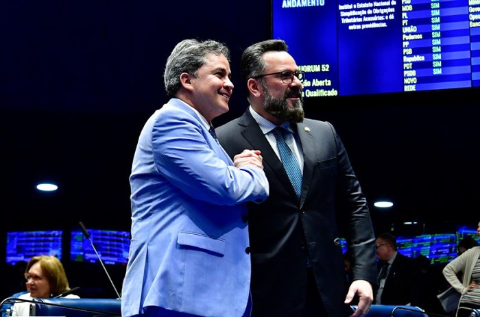 Efraim Filho, autor do projeto, e Alan Rick, relator, comemoraram a aprovação - Foto: Waldemir Barreto/Agência Senado