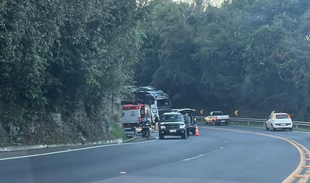Homem fica ferido em saída de pista na BR-470