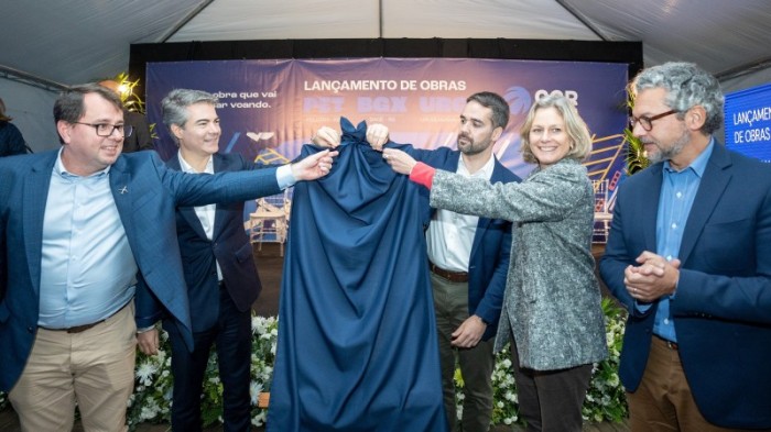 Momento em que é descerrada a placa que marca o início das obras nos três aeroportos -Foto: Maurício Tonetto/Secom