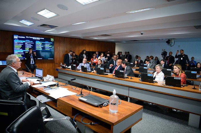 Renan Calheiros, presidente da CRE, e senadores em reunião da comissão, em março - Foto: Pedro França/Agência Senado