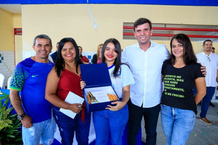Ao lado da família, Éllydy Mayane Gonçalves da Silva (centro) recebeu do secretário estadual de Educação, Marcius Beltrão Siqueira (de camisa branca), a notícia de que será a jovem senadora por Alagoas este ano - Foto: Assessoria de comunicação da Seduc/A