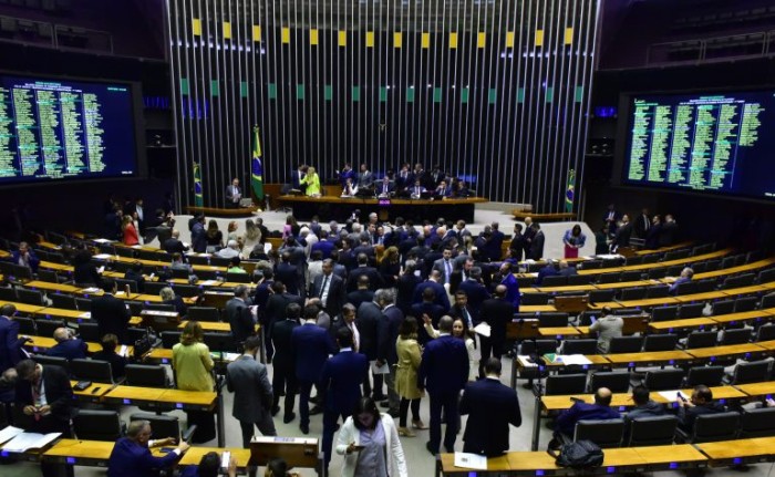 Deputados na sessão do Plenário desta quinta-feira - (Foto: Zeca Ribeiro/Câmara dos Deputados)
