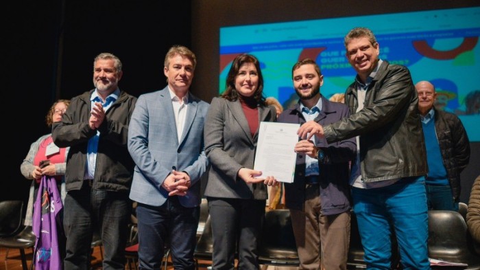 Gabriel entregou documentos com demandas do RS aos ministros Márcio Macêdo (E) e Simone Tebet -Foto: Rodrigo Ziebell/GVG