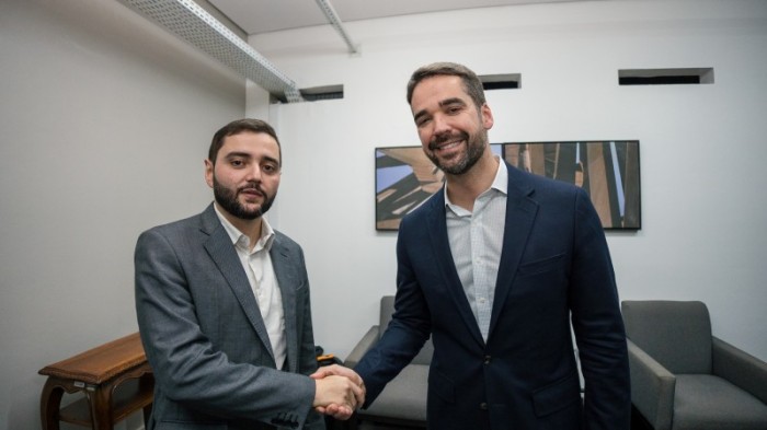 Gabriel Souza (D) fica como governador em exercício até o retorno de Leite, no próximo final de semana -Foto: Maurício Tonetto/Secom