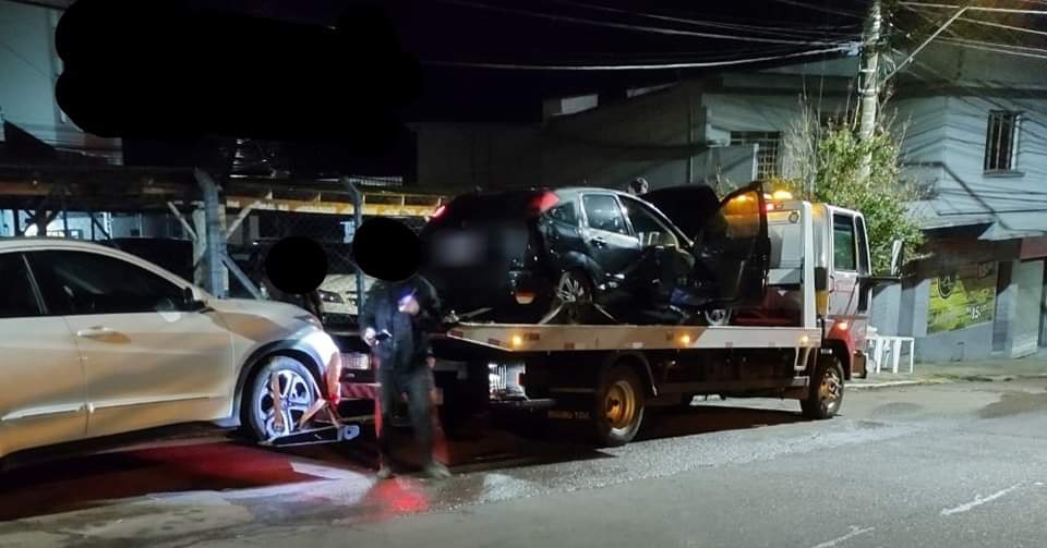 Motorista é detido após jogar carro contra agentes da GCM e fugir de blitz em Bento