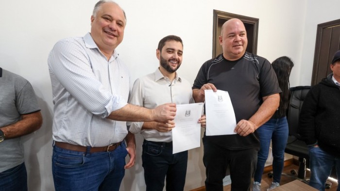 Deputado Luciano Silveira (E), governador em exercício Gabriel Souza (C) e prefeito Ique Vedovato (D) celebraram o aditivo -Foto: Gustavo Mansur/Secom