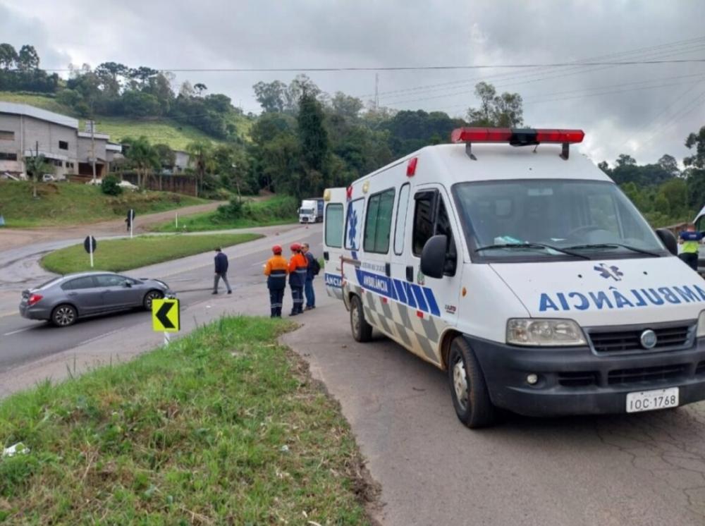 Ambulância de Alto Feliz se envolve em acidente de trânsito em Farroupilha