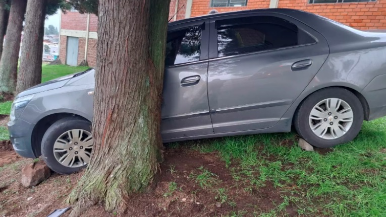 Homem fica ferido ao tentar parar veículo em movimento, em Carlos Barbosa