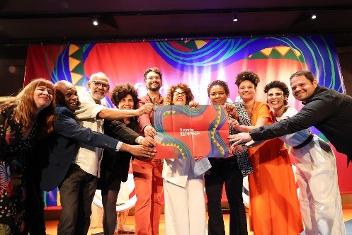 A presidenta da Funarte, Maria Marighella, e a ministra da Cultura, Margareth Menezes, ao centro, com a Diretoria Colegiada da Funarte (Fotografia: Carol Pires)