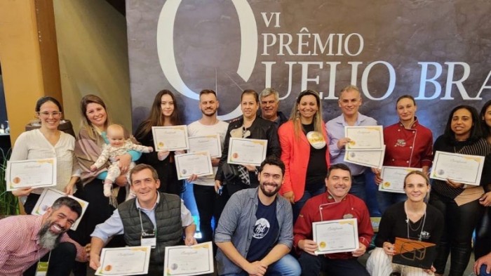 Participantes gaúchos do Prêmio Queijo Brasil 2023 exibem os certificados das conquistas deste ano -Foto: Divulgação Seapi
