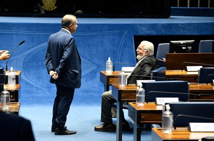 O líder da Oposição, Rogério Marinho, e o líder do governo, Jaques Wagner, na sessão deliberativa desta terça - Foto: Jefferson Rudy/Agência Senado