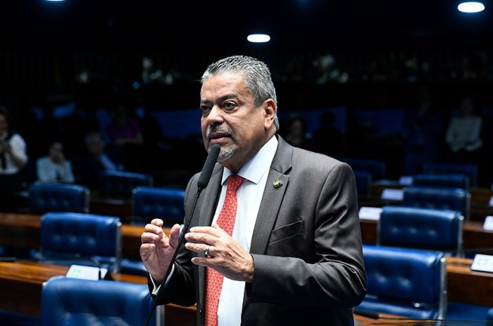 Dr. Hiran lembrou que a ozonioterapia não dispensa o tratamento convencional para doenças - Foto: Marcos Oliveira/Agência Senado