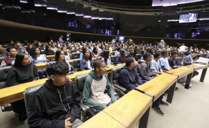 Crianças e adolescentes lotaram o Plenário da Câmara - (Foto: Bruno Spada/Câmara dos Deputados)
