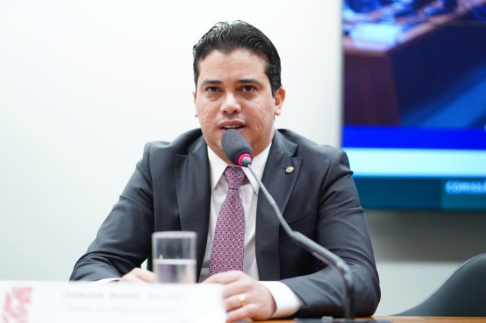 O autor da proposta, deputado Júnior Mano - (Foto: Pablo Valadares / Câmara dos Deputados)